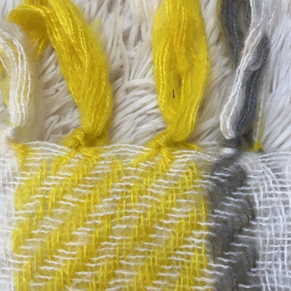 🎉HP👍🏼 Loft Fringe Knit Scarf 💗 Ivory Gray Yellow Plaid - Picture 7 of 9